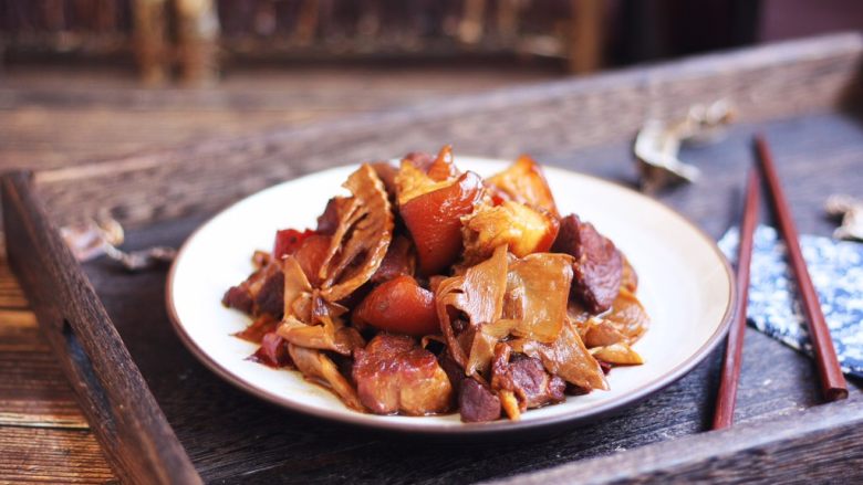 Braised elbow pork with dried bamboo shoots