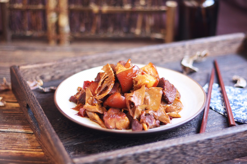 Braised pork belly with dried bamboo shoots