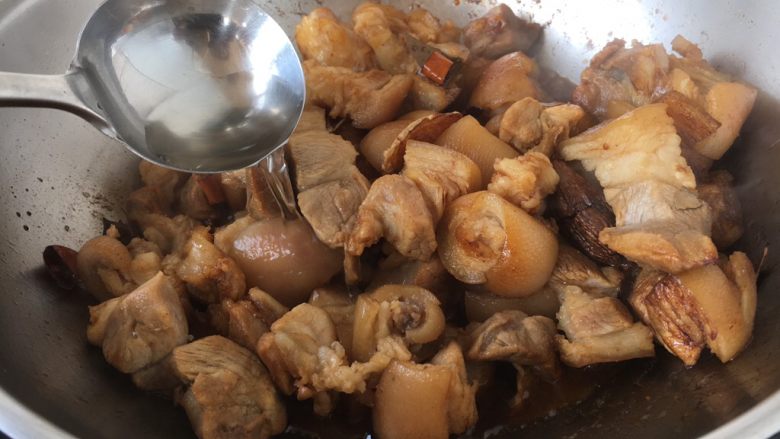 Braised elbow pork with dried bamboo shoots