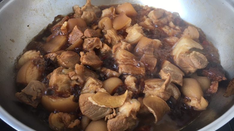 Braised elbow pork with dried bamboo shoots