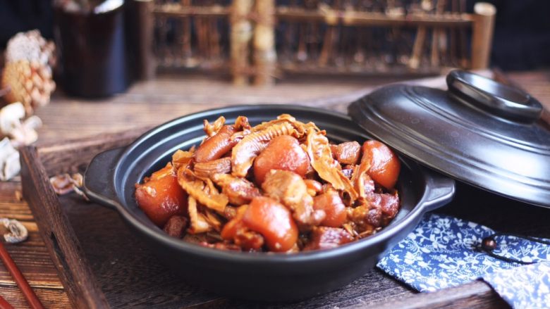 Braised pork elbow with dried bamboo shoots