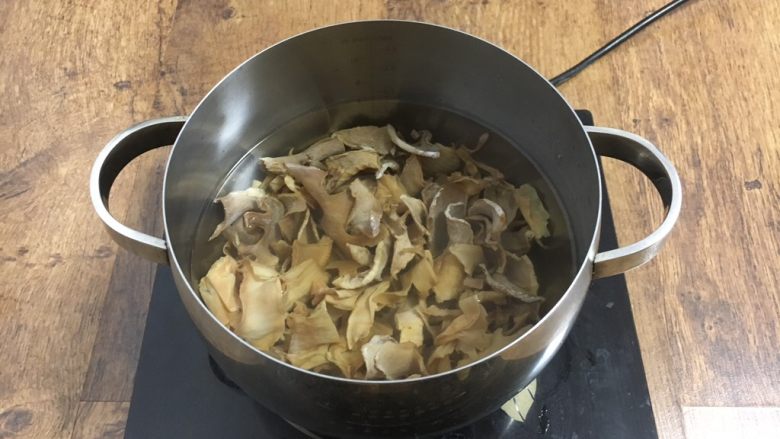 Braised elbow pork with dried bamboo shoots