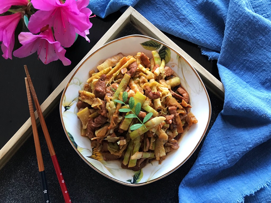 Something you can only taste in spring - roasted pork with wild bamboo shoots