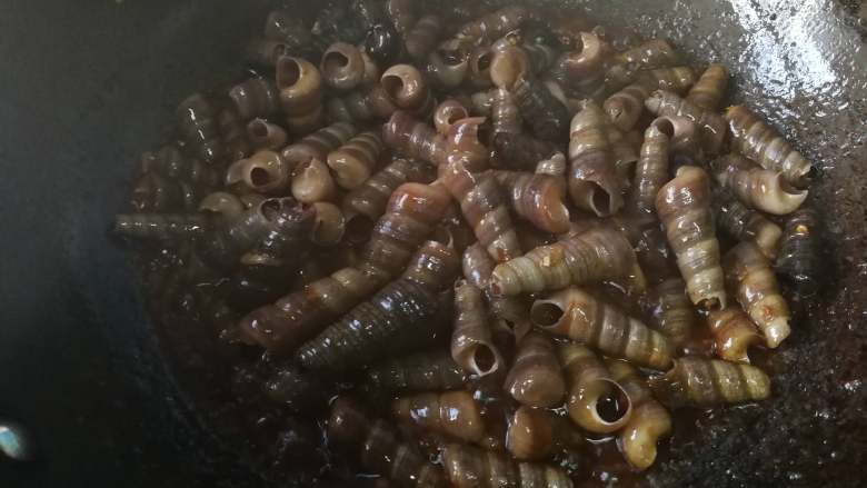 Spicy snails fried in sauce