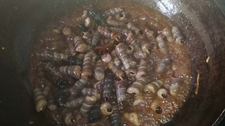 Spicy snails in sauce