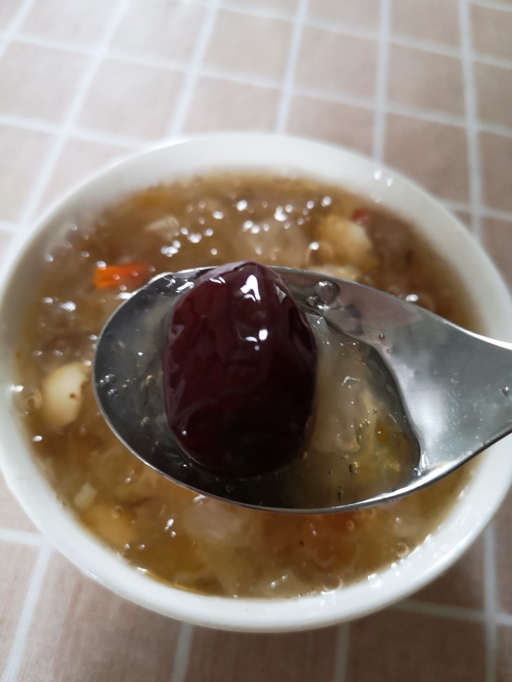 Peach gum and white fungus sweet soup