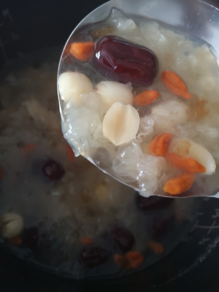 Peach gum and white fungus sweet soup