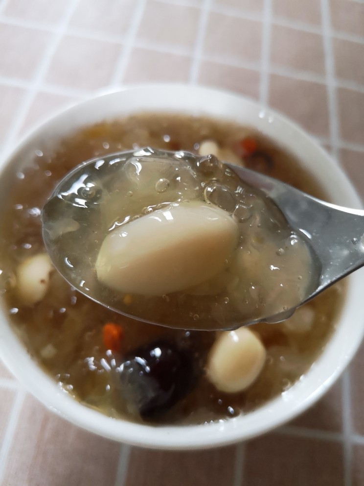 Peach gum and white fungus sweet soup