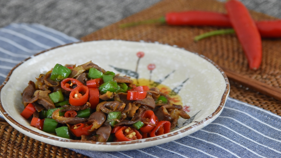 Stir-fried chicken gizzards with three peppers - spicy and crispy, super delicious with rice