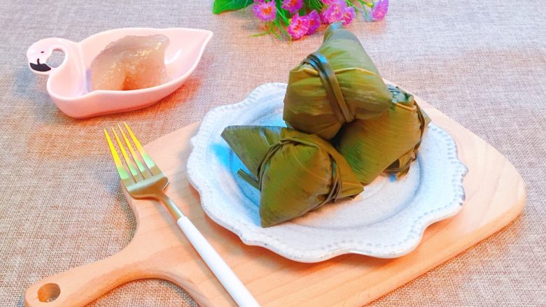 Candied dates and sago rice dumplings