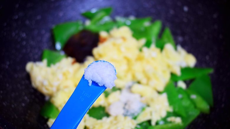 Fried eggs with green pepper