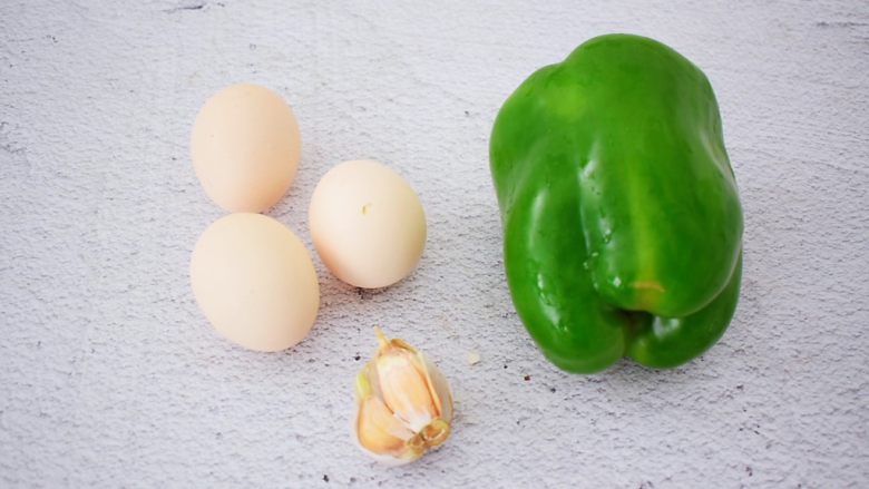 Fried Eggs with Green Peppers