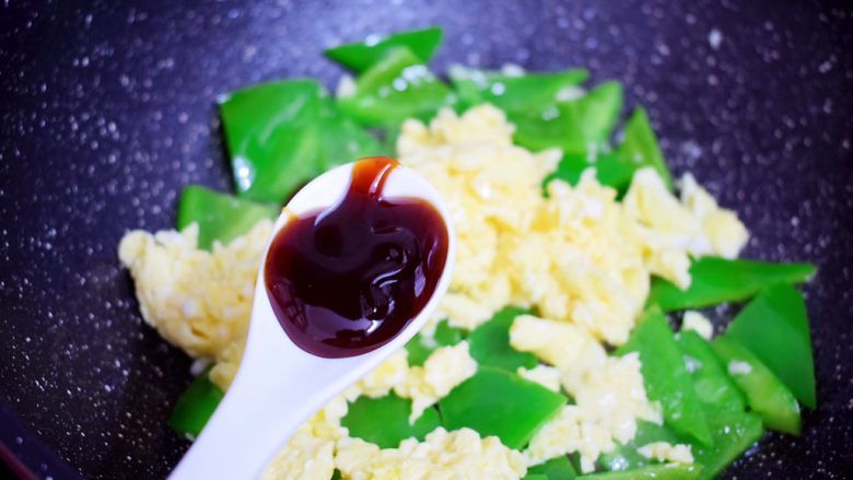 Fried eggs with green pepper