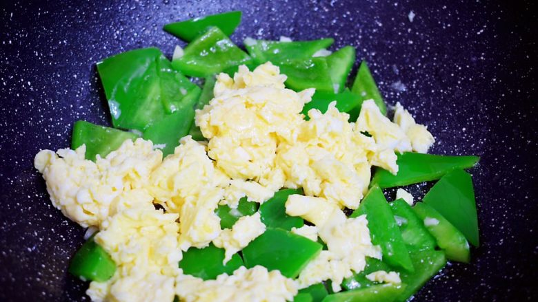 Fried Eggs with Green Peppers