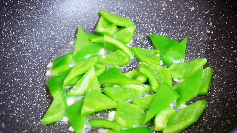 Fried eggs with green pepper