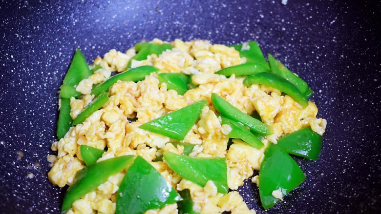 Fried Eggs with Green Peppers