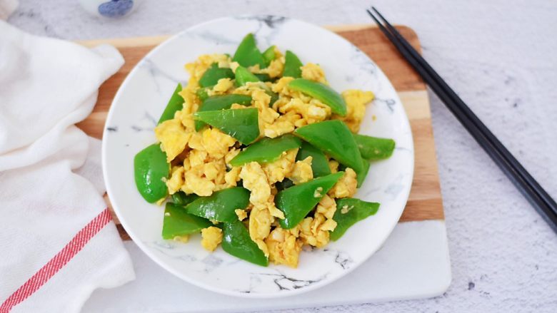 Fried eggs with green pepper