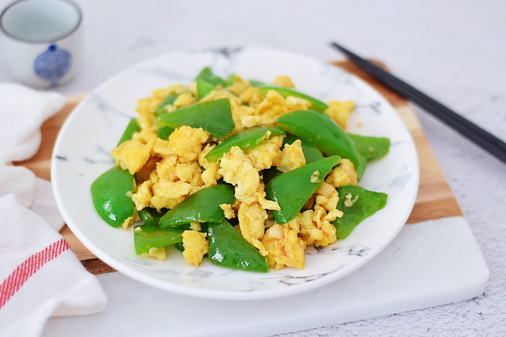 Fried eggs with green pepper