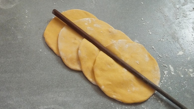 Pumpkin rose steamed buns.