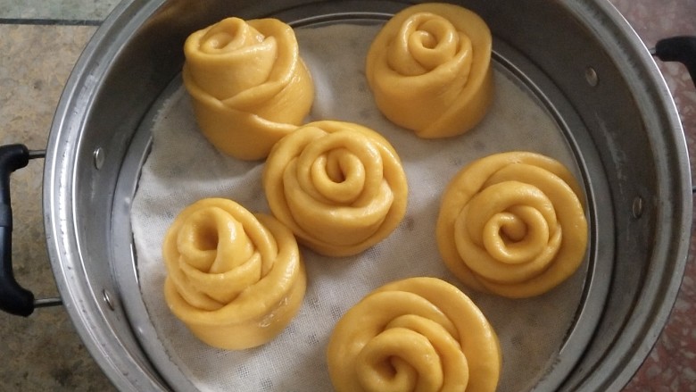 Pumpkin rose steamed buns.