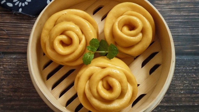 Pumpkin rose steamed buns.