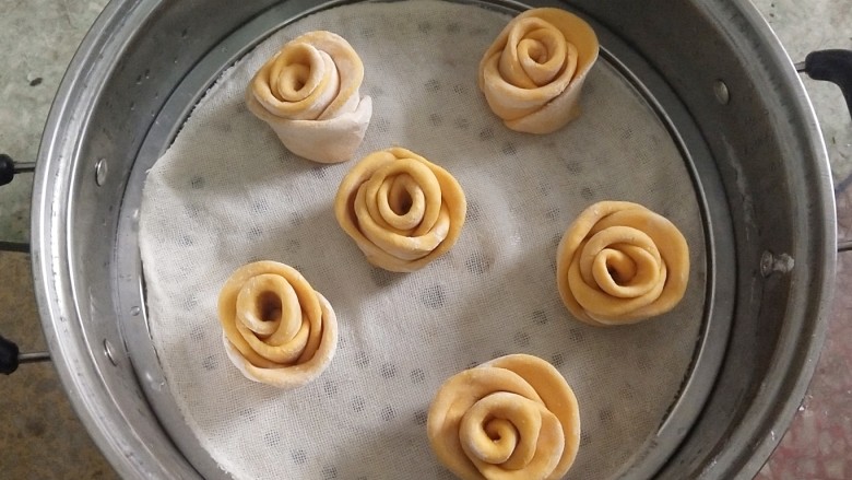 Pumpkin rose steamed buns.