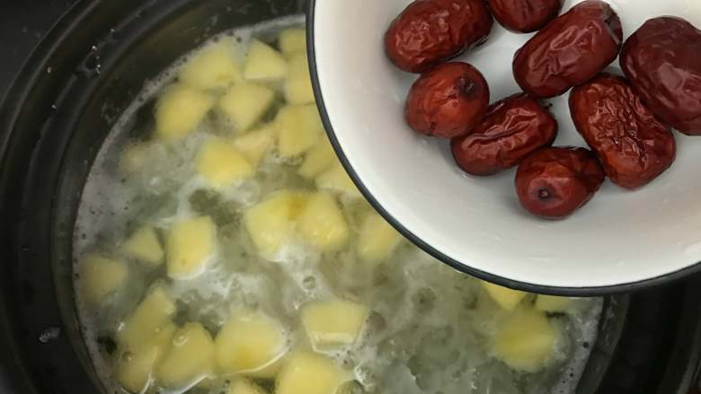 Tremella, Apple and Red Date Soup