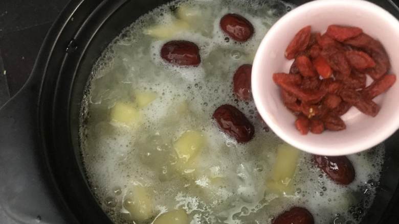 Tremella, Apple and Red Date Soup