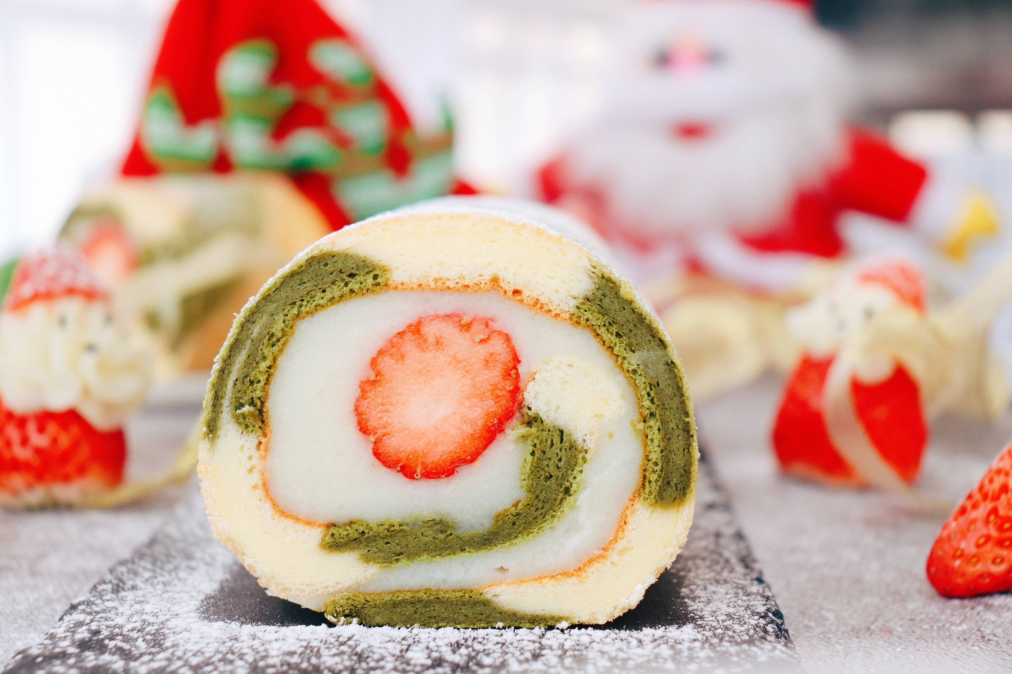 Christmas Strawberry Cake Roll