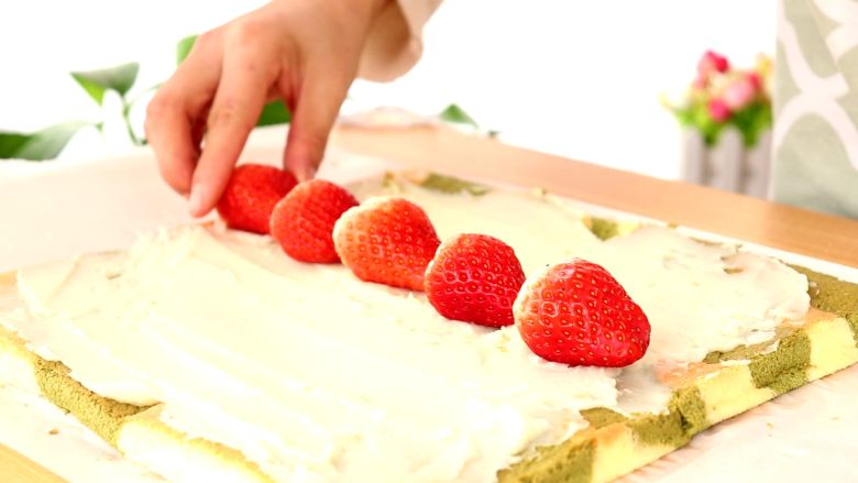 Christmas Strawberry Cake Roll