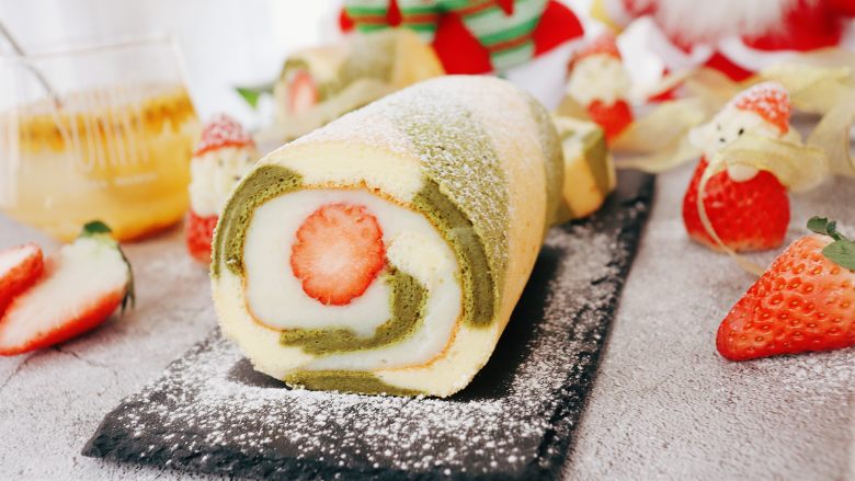 Christmas Strawberry Cake Roll