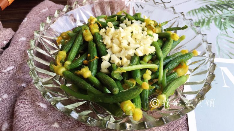 Cold and refreshing cucumber sprouts