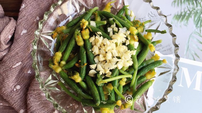 Cold and refreshing cucumber sprouts