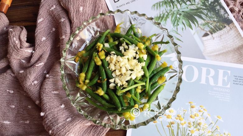 Cold and refreshing cucumber sprouts