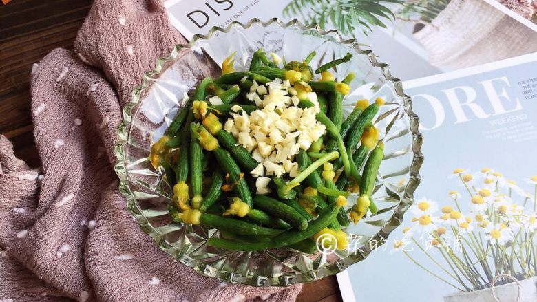 Cold and refreshing cucumber sprouts