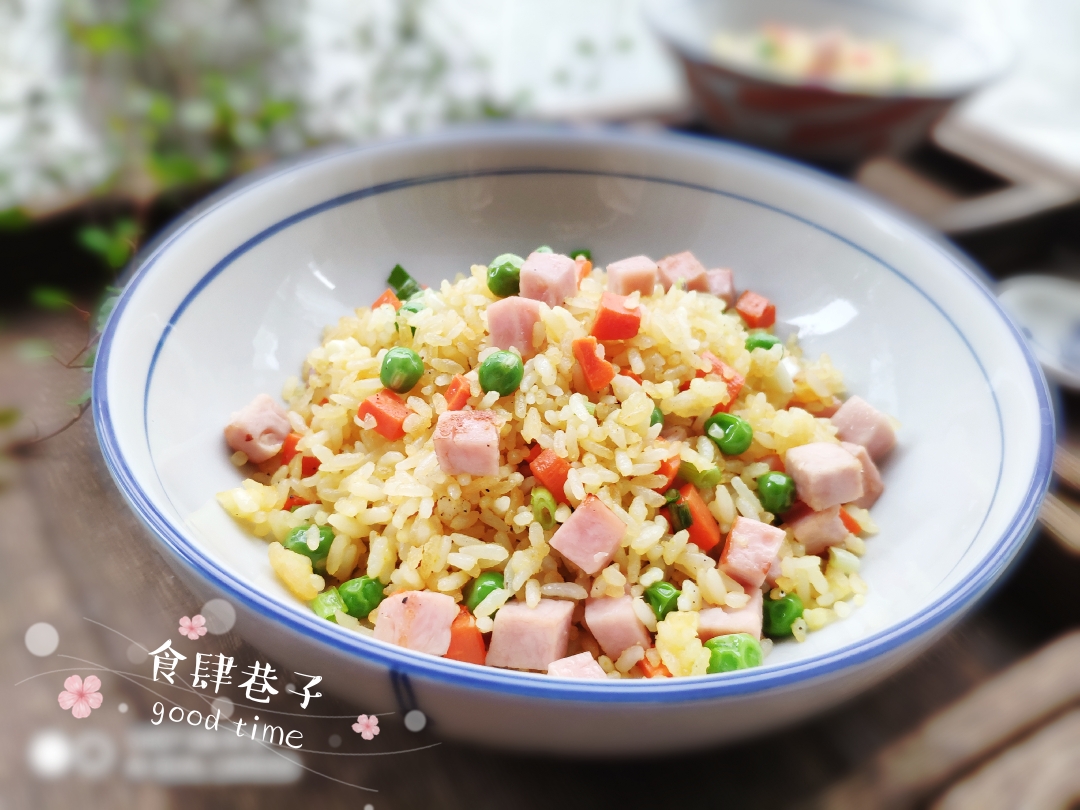 Fried rice with ham, peas and eggs