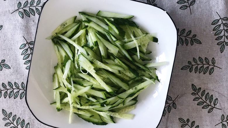 Family version of cold salad chicken