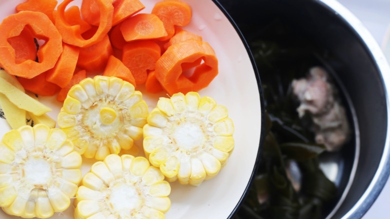 Corn and kelp bone soup