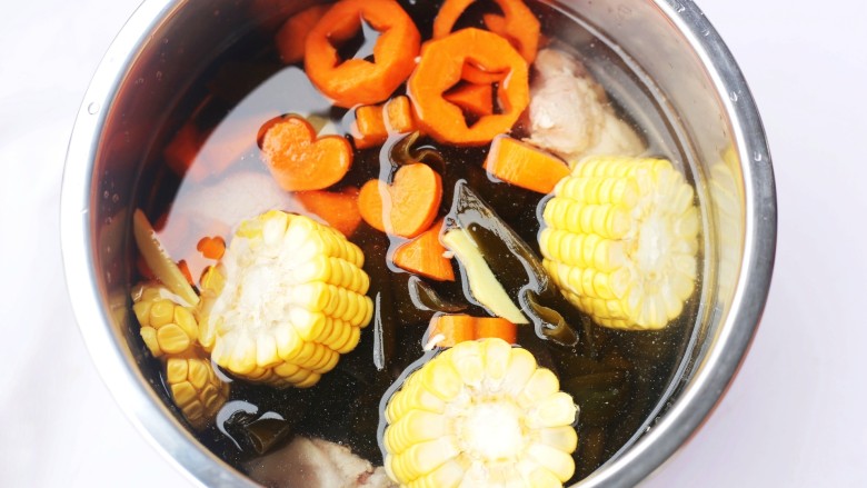 Corn and kelp bone soup