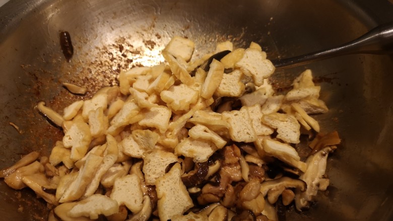 Braised chicken with mushrooms