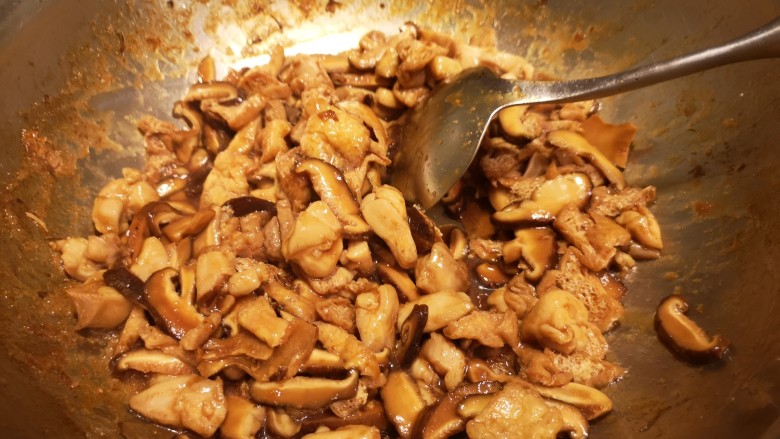 Braised chicken with mushrooms