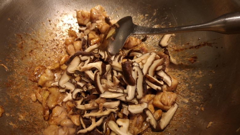 Braised chicken with mushrooms