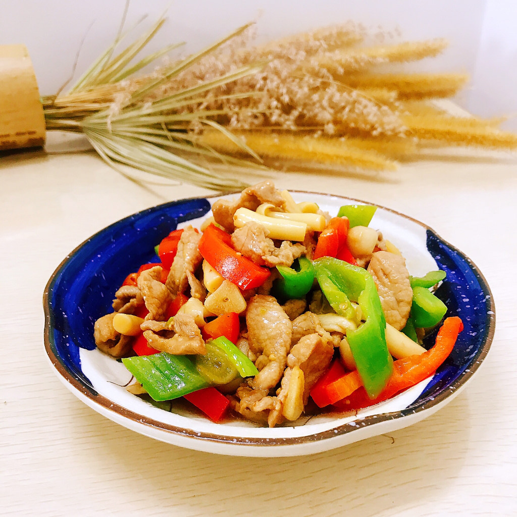 Fried pork slices with green pepper