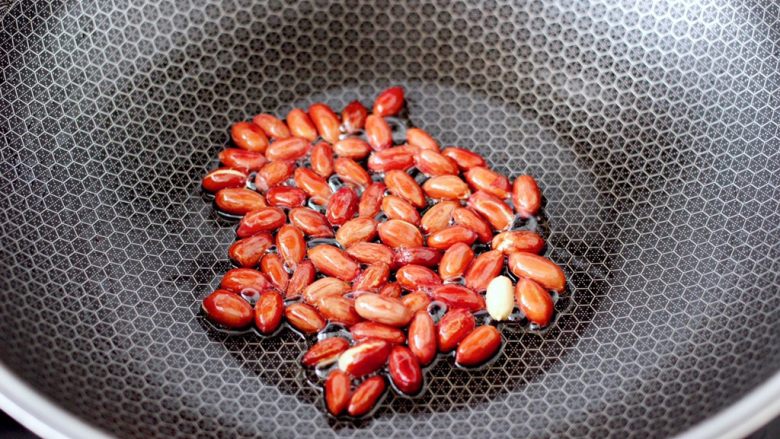 Panax notoginseng leaves cold peanuts