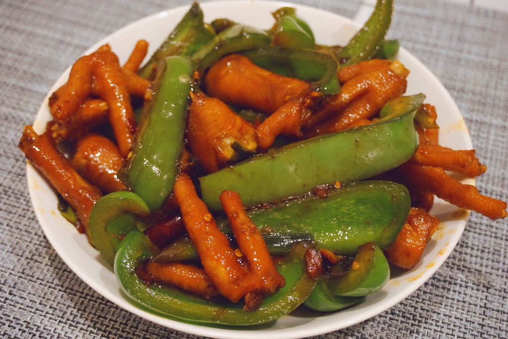 Fried chicken feet with green pepper