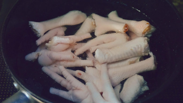 Fried chicken feet with green pepper