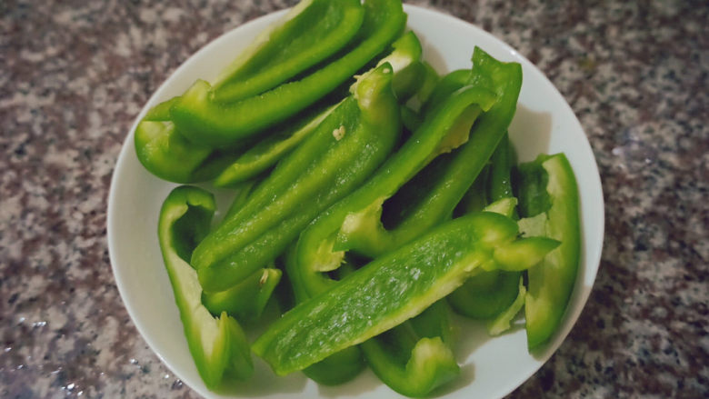 Fried chicken feet with green pepper