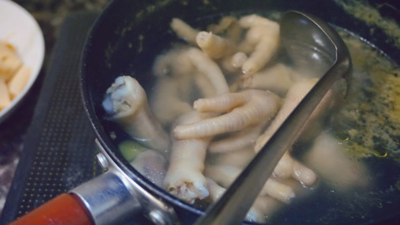 Fried chicken feet with green pepper