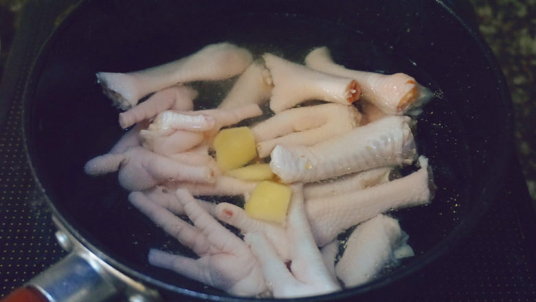 Fried chicken feet with green pepper