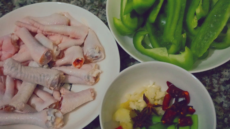 Fried chicken feet with green pepper